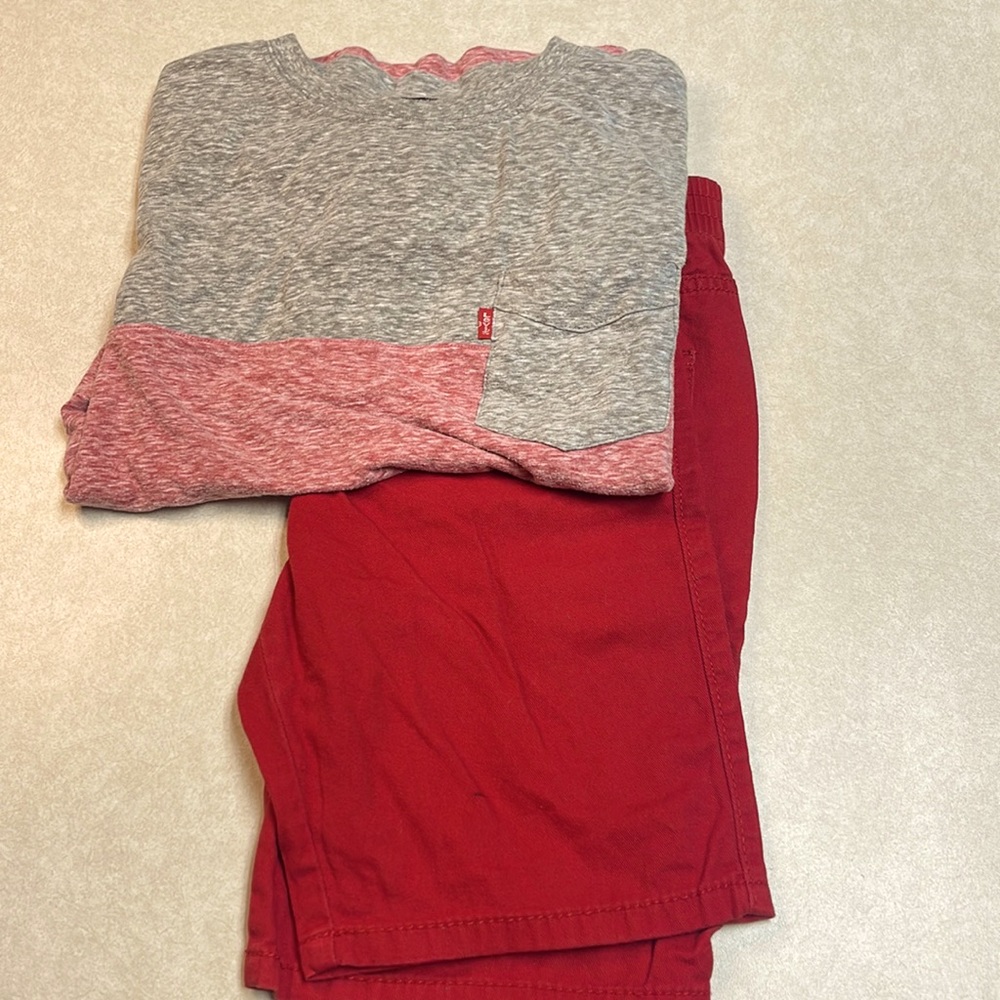 Boys Levi’s Red Shorts And Tee Shirt Bundle Size Medium 10-12